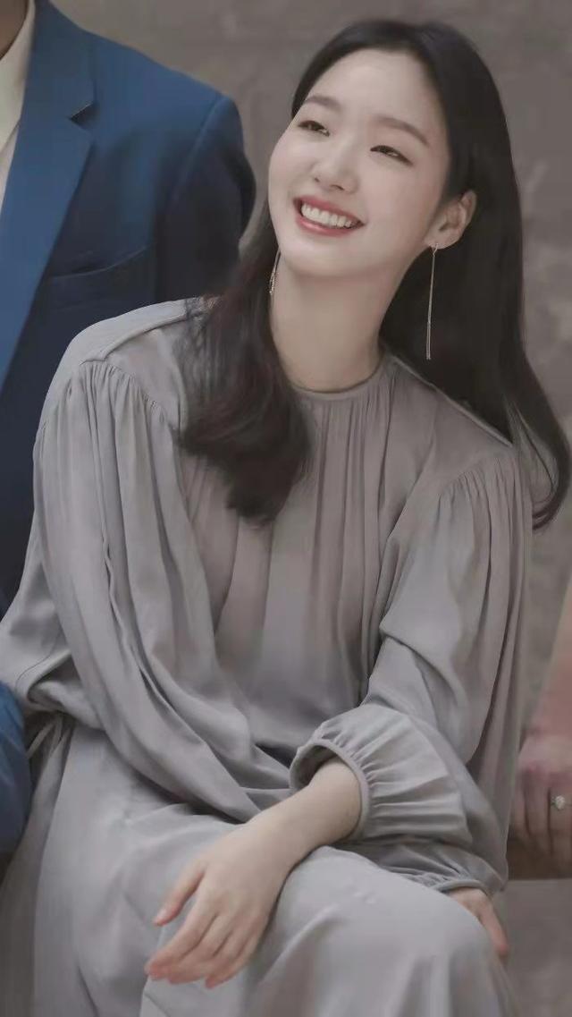 金高 会穿比外表更重要，都是单眼皮，她们的穿搭一个演绎高级一个俏皮