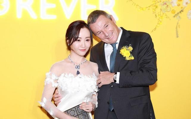 服装 杨蓉的美外国人看了也喜欢,与外国老头牵手拍照,穿得像清纯仙子