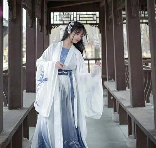 漂亮 女子拍国风写真照，画过妆后女子直言：我真漂亮！网友叹服