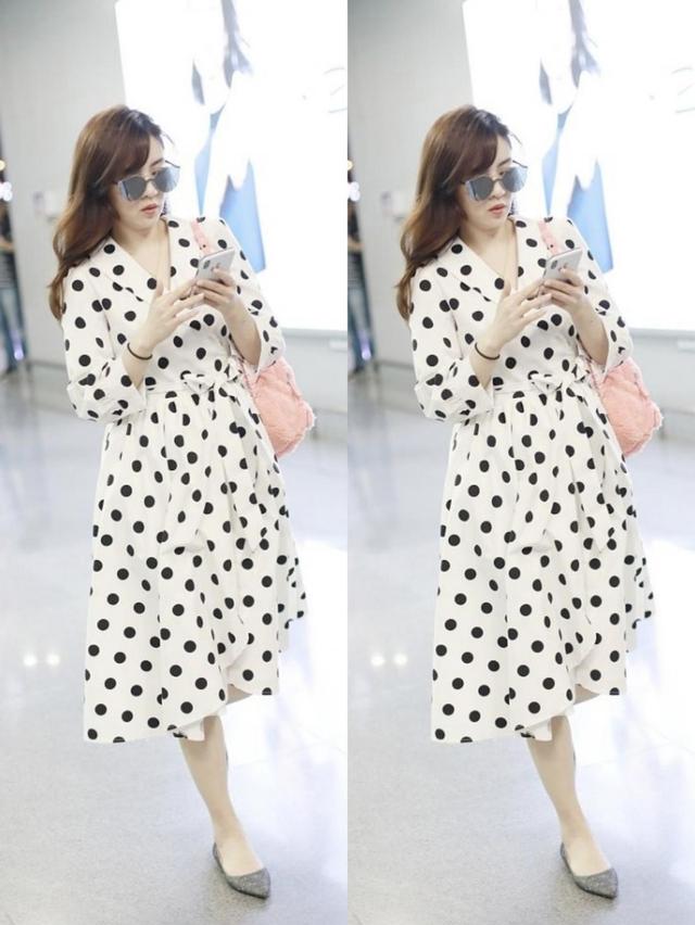服装 王晓晨真挺有自己的味道,穿着白色波点裙出门,还挺复古的