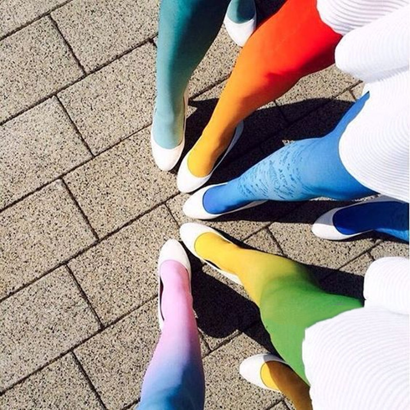 短裙 秋冬必备的打底袜,怎么穿才不会太土气?从挑选到搭配都很关键