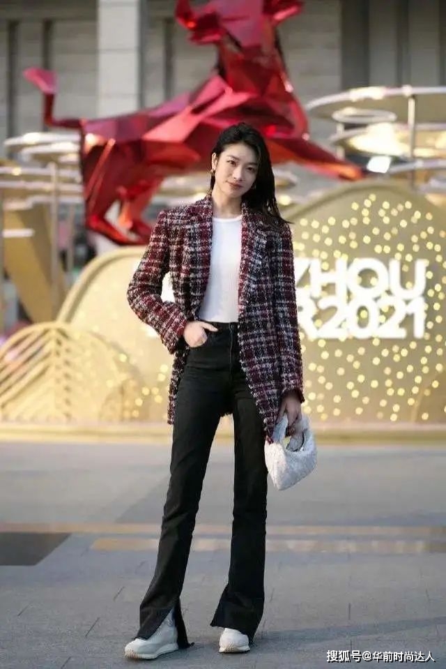 亮点 今年这条“瘦瘦裤”火了,跟风衣、西装都很合拍,时髦有气质