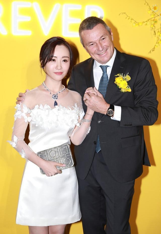 服装 杨蓉的美外国人看了也喜欢,与外国老头牵手拍照,穿得像清纯仙子