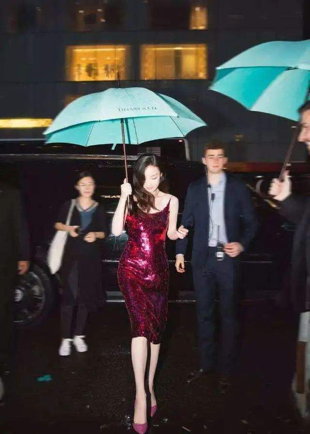 方脸别再追求“瓜子脸”了，这几位明星告诉你，方脸也能美丽大气