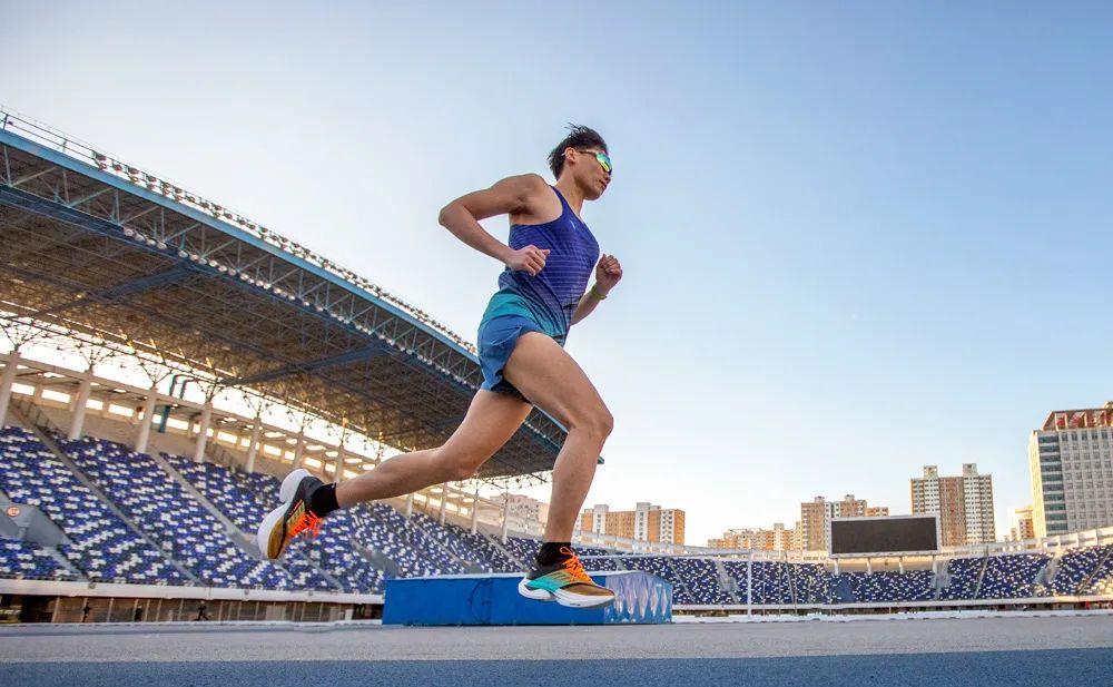 科技史上最大碳板增强推进力，361°新款飞飚跑鞋到底能有多快？