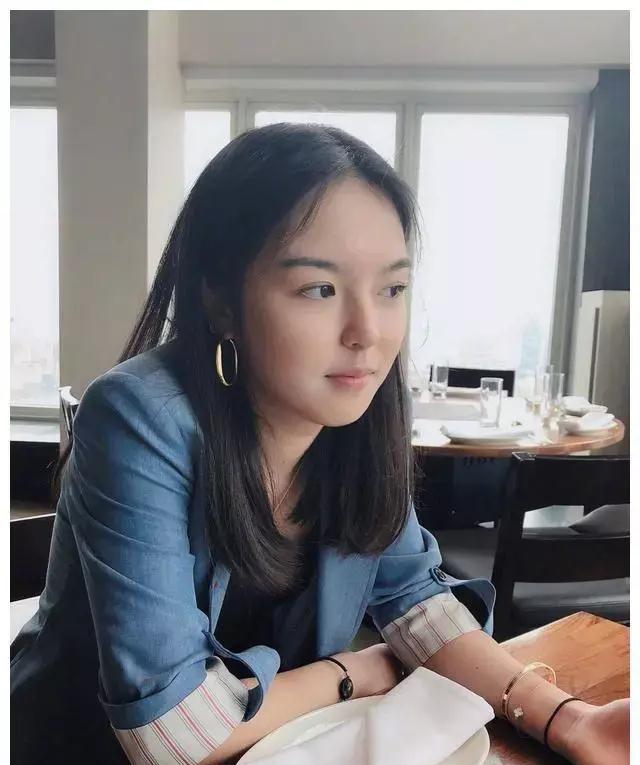 身材 李咏17岁女儿法图麦逆袭，时尚得不敢认，十几岁女孩穿衣有讲究