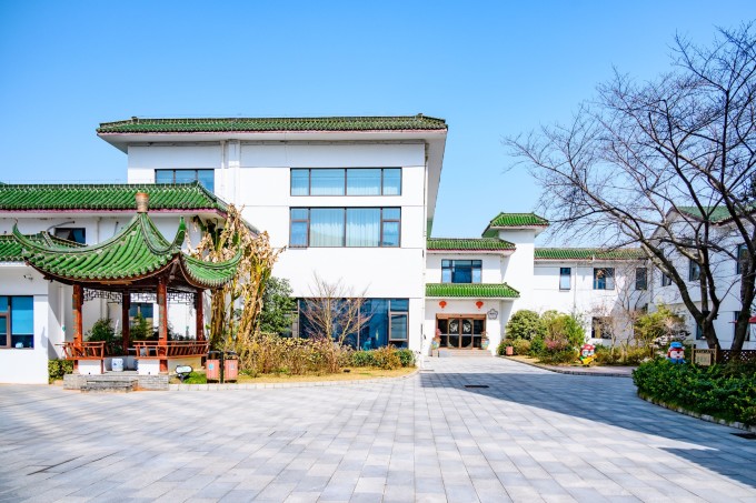 樱花山庄不光是地理位置优越,这里的房间也有着新中式的装修风格,显得