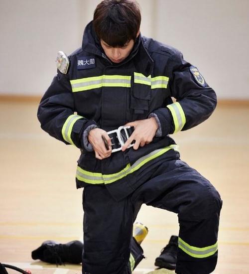 因为|魏大勋吹牛能从70楼高空速降，“喜剧人”的身份是彻底藏不住了