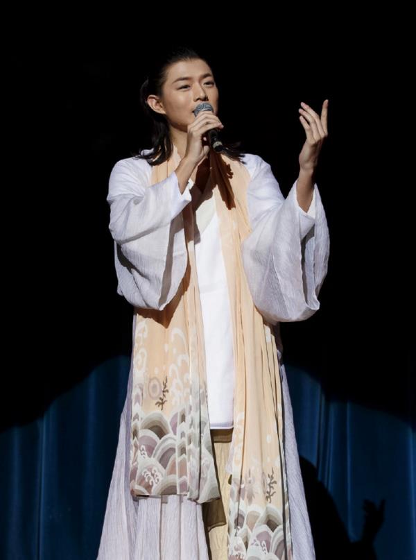 30岁男星曝新造型,光膀子穿红肚兜扎红头绳,被调侃像金刚芭比_霍尊