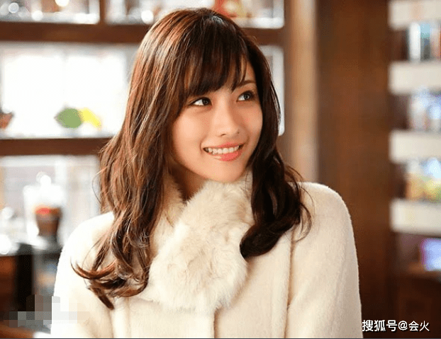 状态石原里美挺大孕肚工作！穿薄纱裙四肢纤细，手上戴4个戒指太华丽