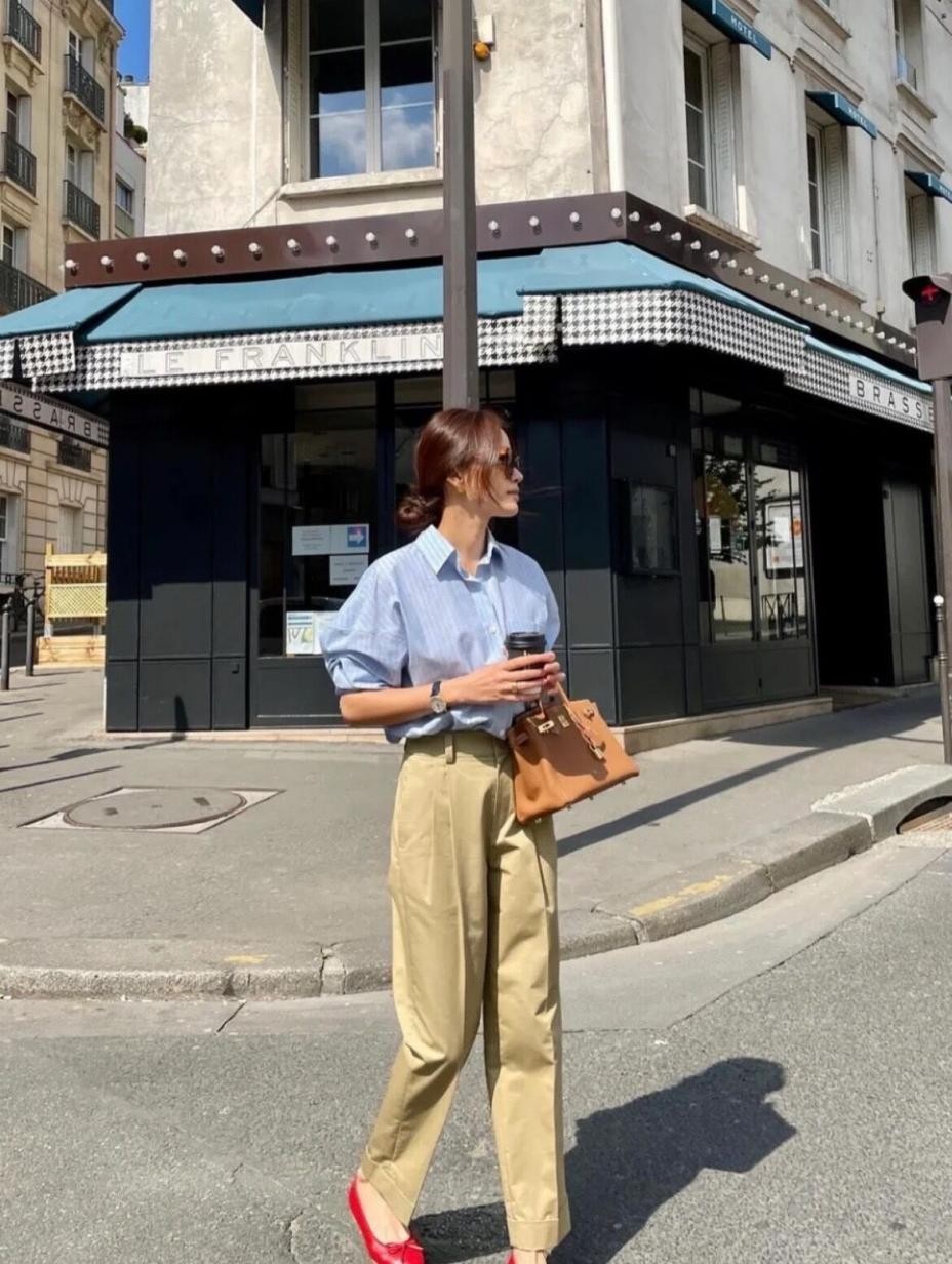 气质 建议40岁50岁女人,春季裤子“买浅不买深”,优雅知性不说还减龄