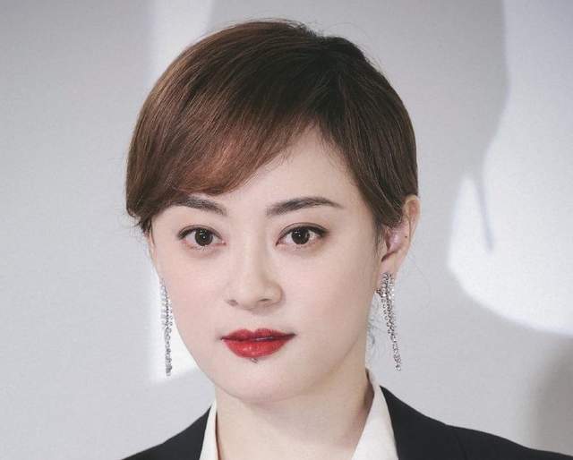 方脸别再追求“瓜子脸”了，这几位明星告诉你，方脸也能美丽大气