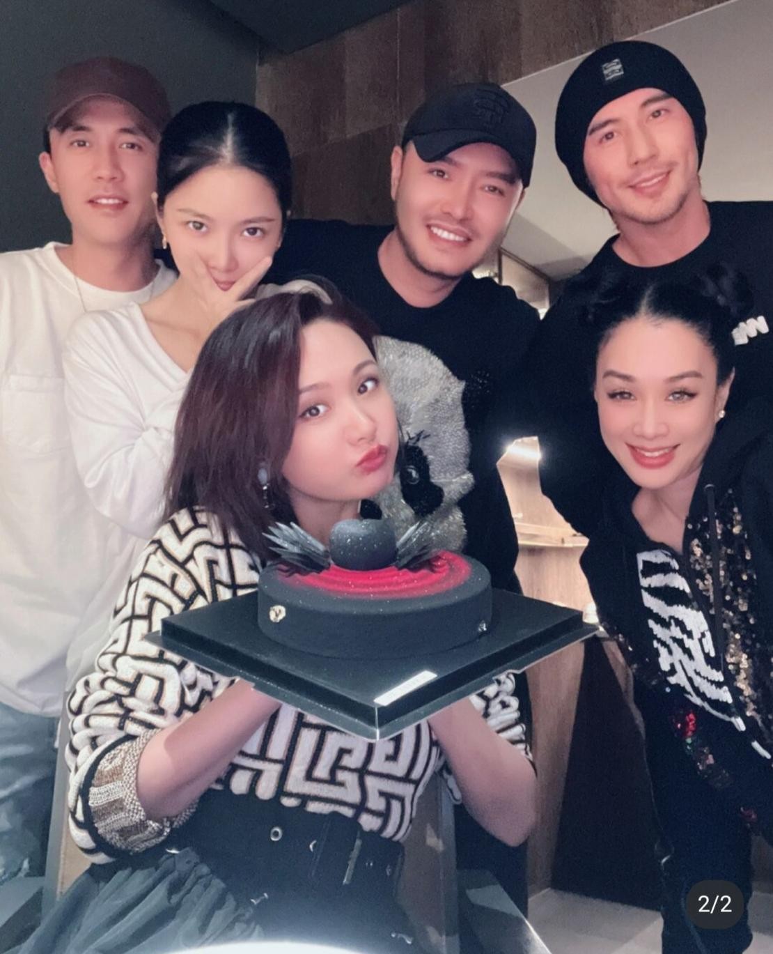 明星聚会照曝光杜淳钟丽缇一家人都在程莉莎站c位不见郭晓东