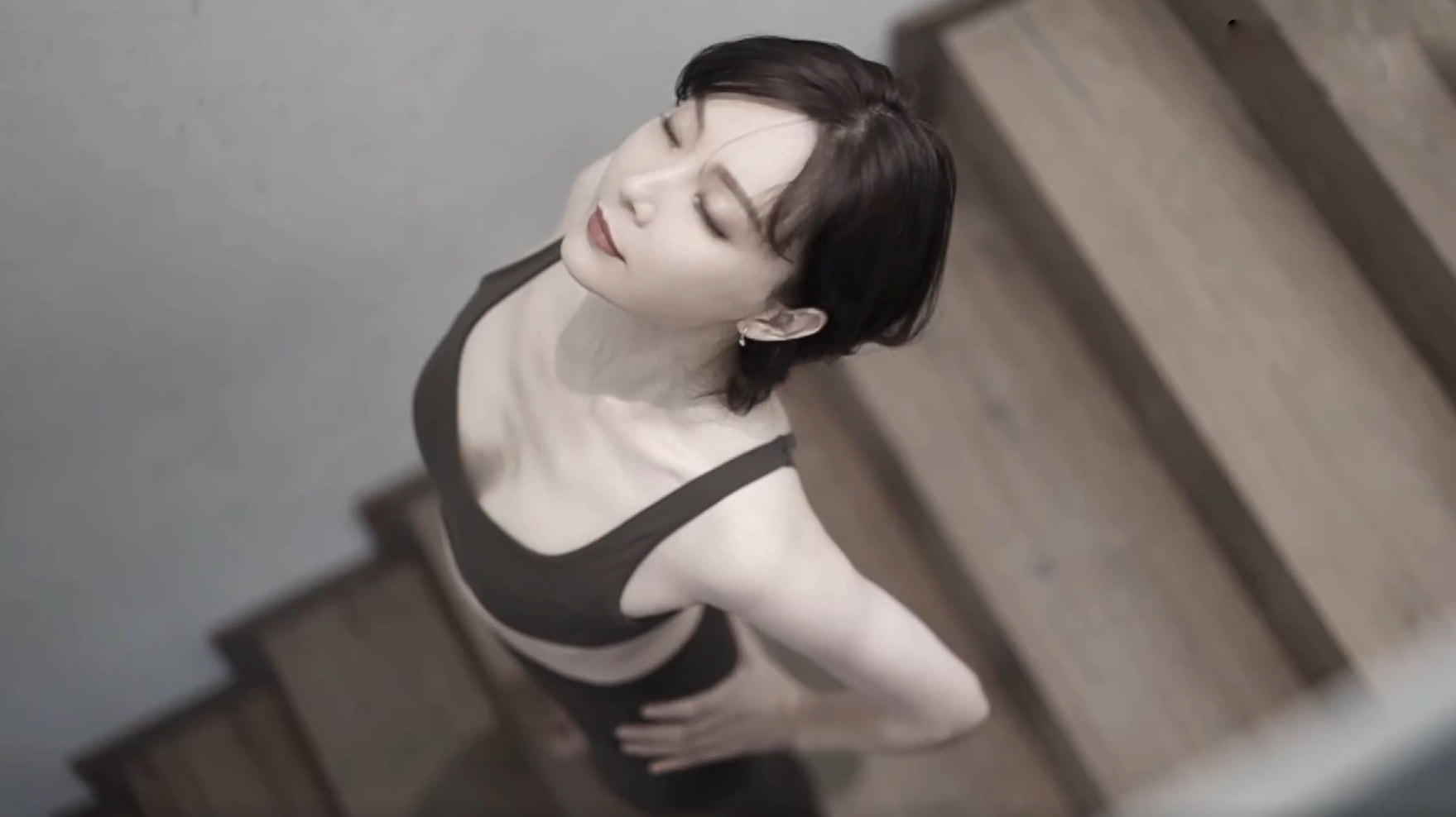 原创陈数拍摄运动风大片站在楼梯上摆拍惹争议被质疑打擦边球