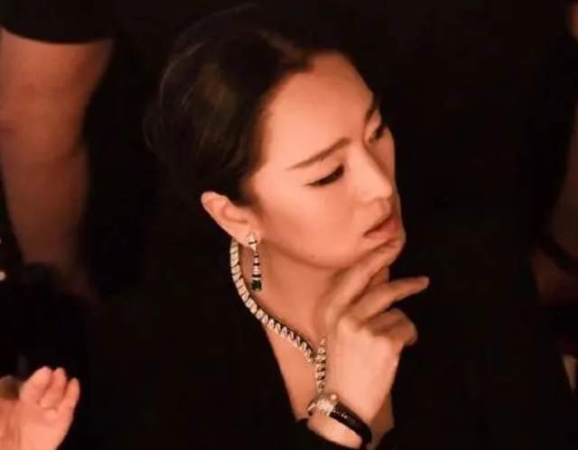 方脸别再追求“瓜子脸”了，这几位明星告诉你，方脸也能美丽大气