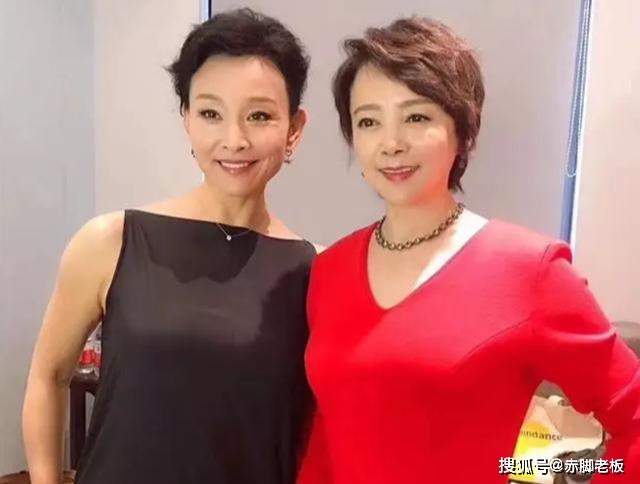 盛装 当陈冲穿优雅小黑裙，同框盛装打扮的张瑜，气质一个明艳一个清冷