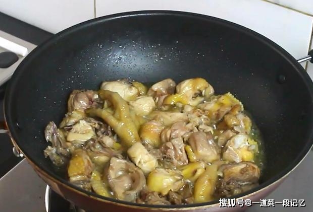 评价|半只公鸡切块,加上青椒土豆,朋友聚餐必备之选,成品一锅不够吃