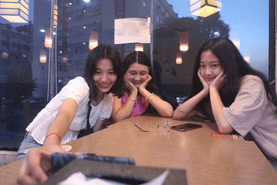 女大学生初次约会全寝室友齐上阵评论区却满是嘲讽