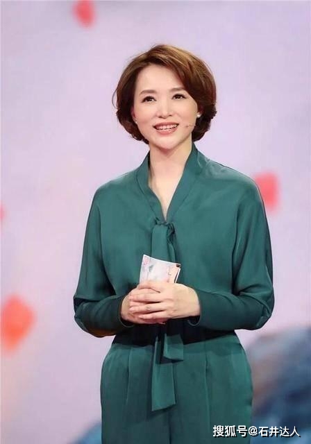 卷发60岁郎平婚后换发型，短发烫卷慵懒有层次，气质温柔变成小女人