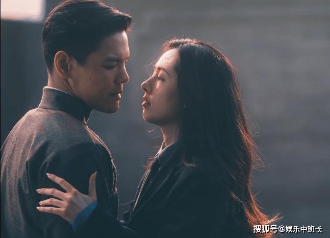 武打|向佐担当制片人，首次与郭碧婷合演的电影《门前宝地》杀青，王祖贤惊喜出现