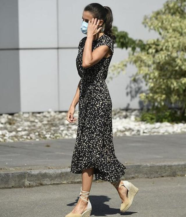 高跟鞋 见过世面的女人不会总穿凉鞋,看西班牙王后就知道,这三种是首选