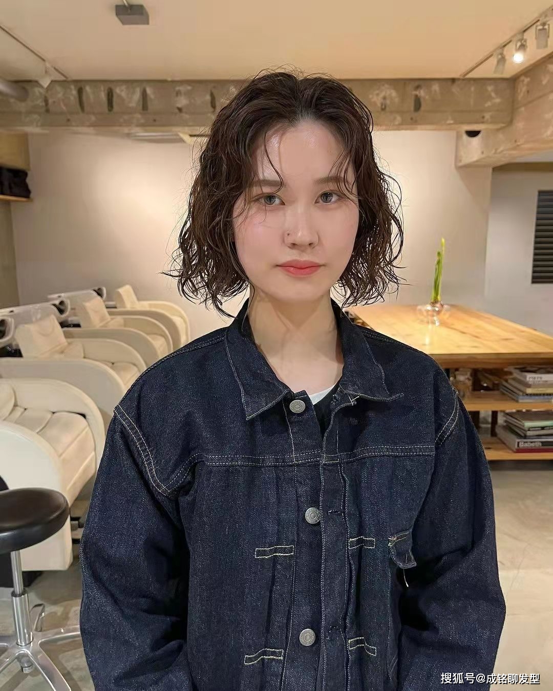 卷发10款日本普通女生的生活发型，简单自然又接地气，显发量又好看