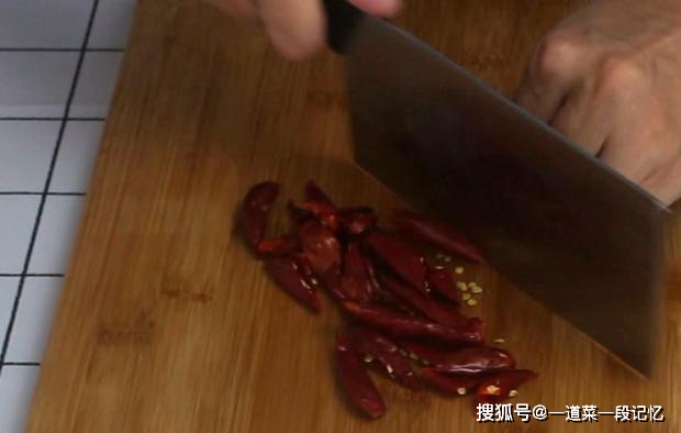 评价|半只公鸡切块,加上青椒土豆,朋友聚餐必备之选,成品一锅不够吃