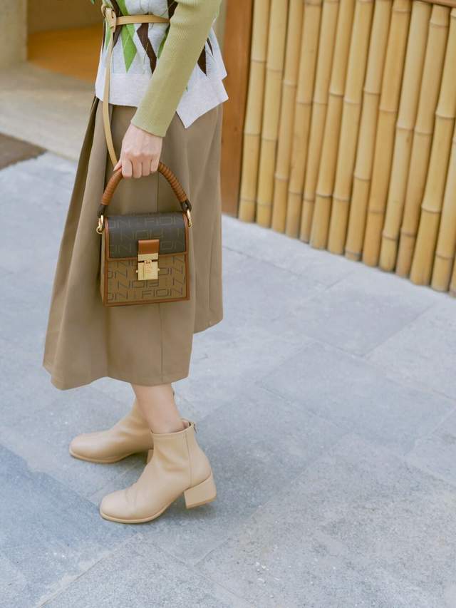 颜色 早春通勤穿搭,背心搭配针织衫简约时髦,提升气质又减龄