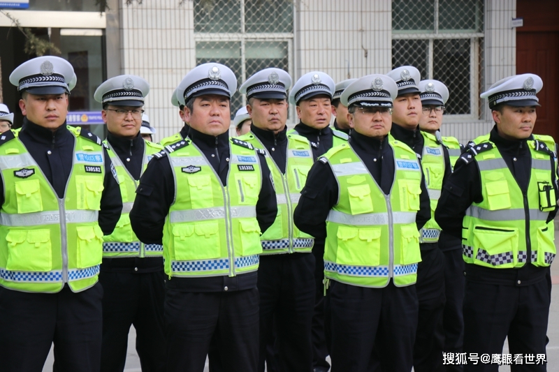 直行,左轉彎,右轉彎,靠邊停車,變道,左轉待轉,減速慢行等交警指揮手勢