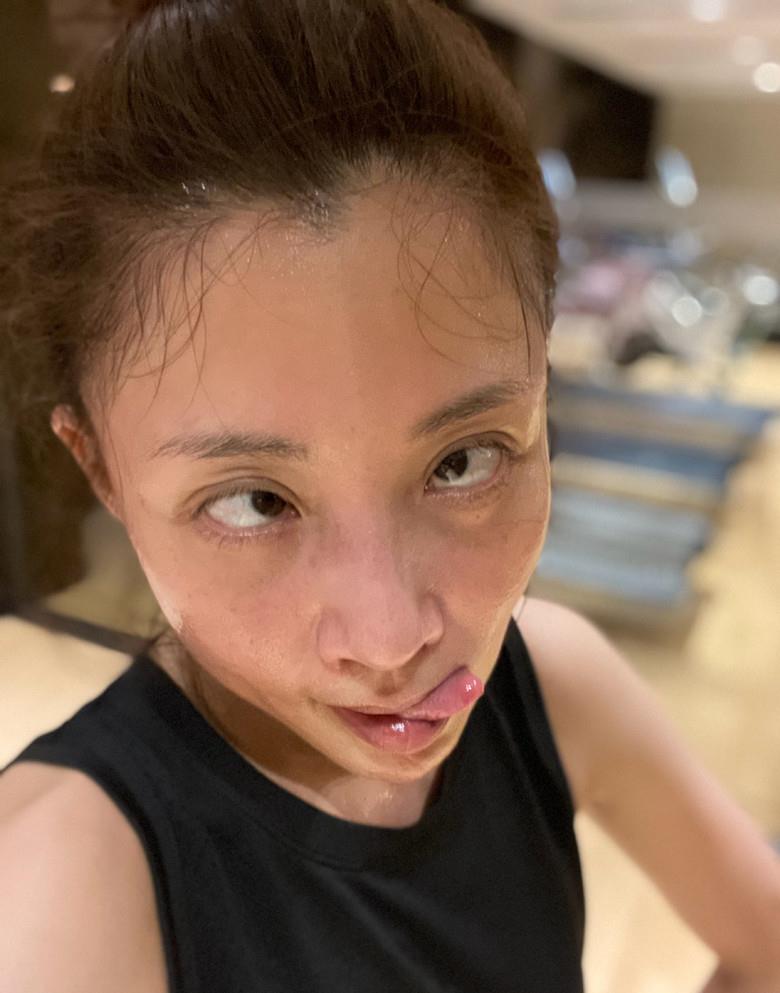 殷桃素颜逛街购物被偶遇 凭热播电视剧人世间翻红_网友_健身_起点