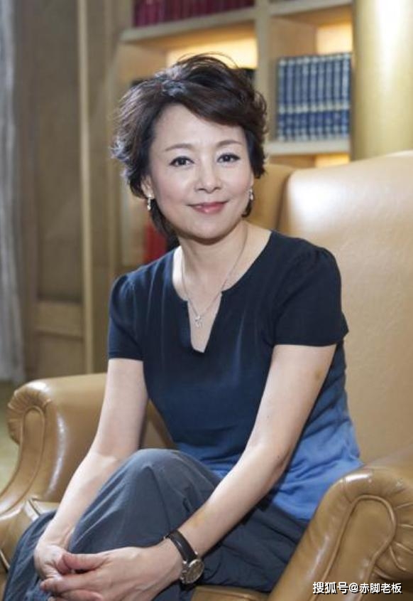 盛装 当陈冲穿优雅小黑裙，同框盛装打扮的张瑜，气质一个明艳一个清冷