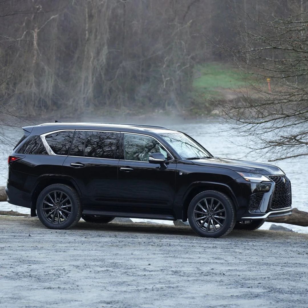 与大家见面,而且相比老款车型来说,在售价方面很有可能会超过200万元