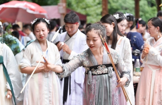 校服 汉服之风逐渐盛行，众人呼吁将汉服作为校服，资深校长果断拒绝