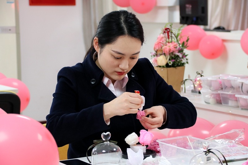 江津区几江街道桥南社区开展三八妇女节永生花diy活动