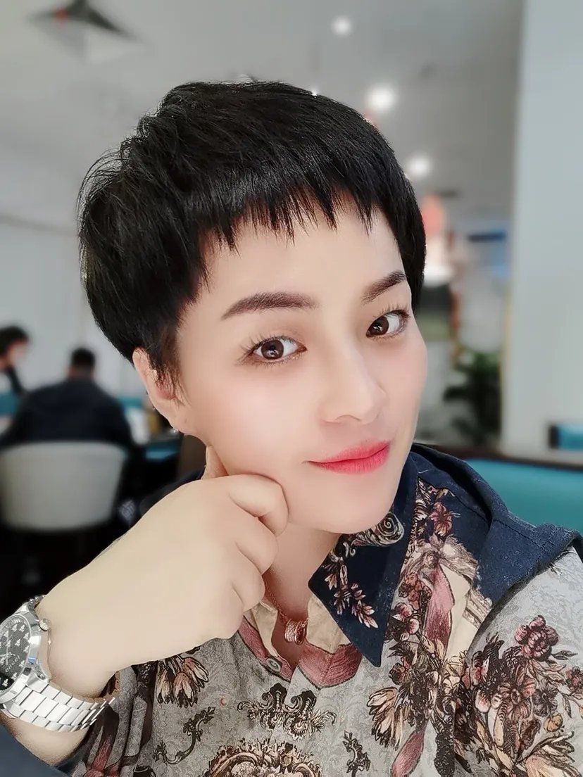 发型头发花白大姐做大卷,奔四奔五女性尝试个性短发,美到不敢相信