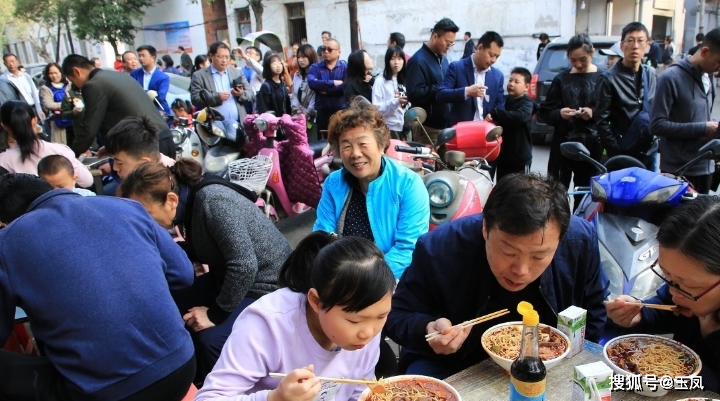 很漂亮|这家早餐牛肉面门前的队伍太壮观了，看得我口水直流