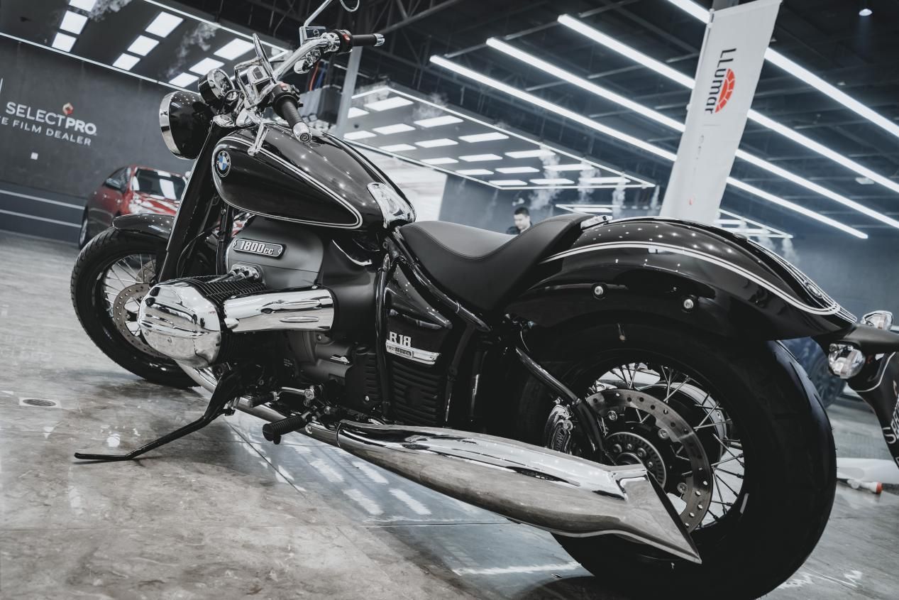 宝马r18复古感十足又到了骑摩托车的季节