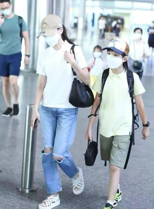 潘粤明董洁与潘粤明的儿子快出道吧！陪妈走机场星范十足，这发型潮爆了