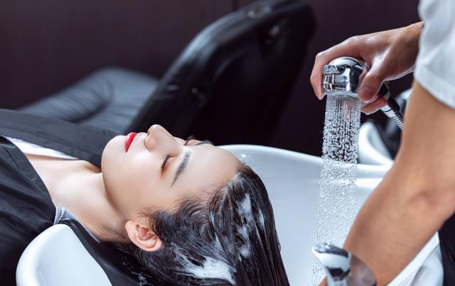 状态人体缺什么维生素会长白头发呢,如何防止白发出现?看完就明白了