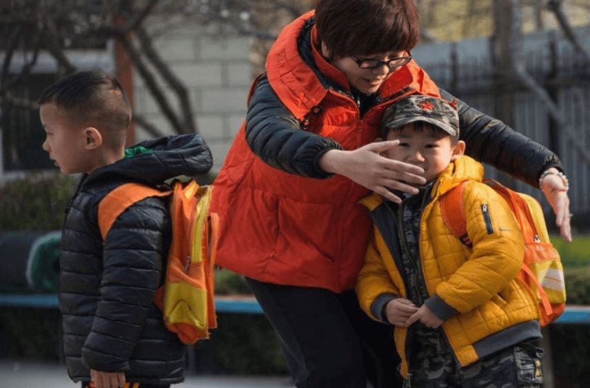 现实|你还在拼三胎吗？多地幼儿园“一孩难求”，背后的原因很现实