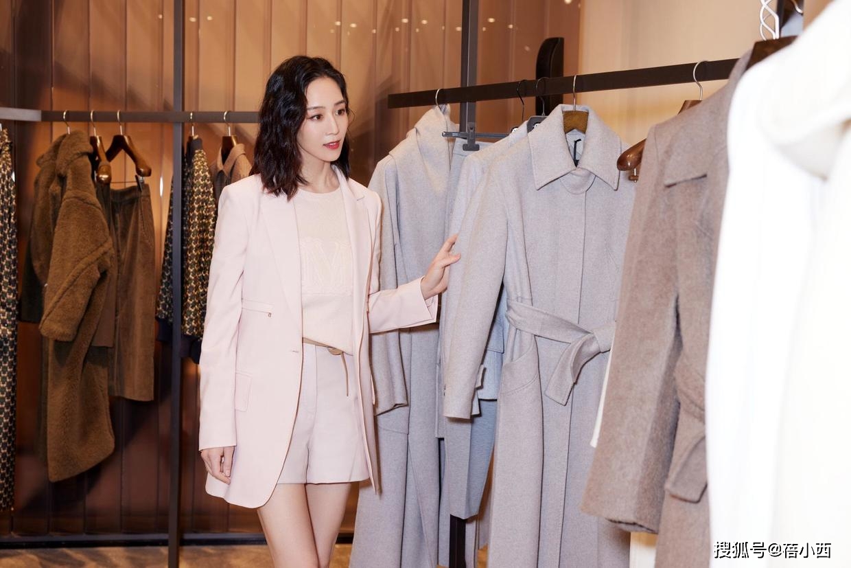 颜色 “张钧甯”的私服穿搭真时髦，穿格纹外套配卫衣，直接照穿也洋气