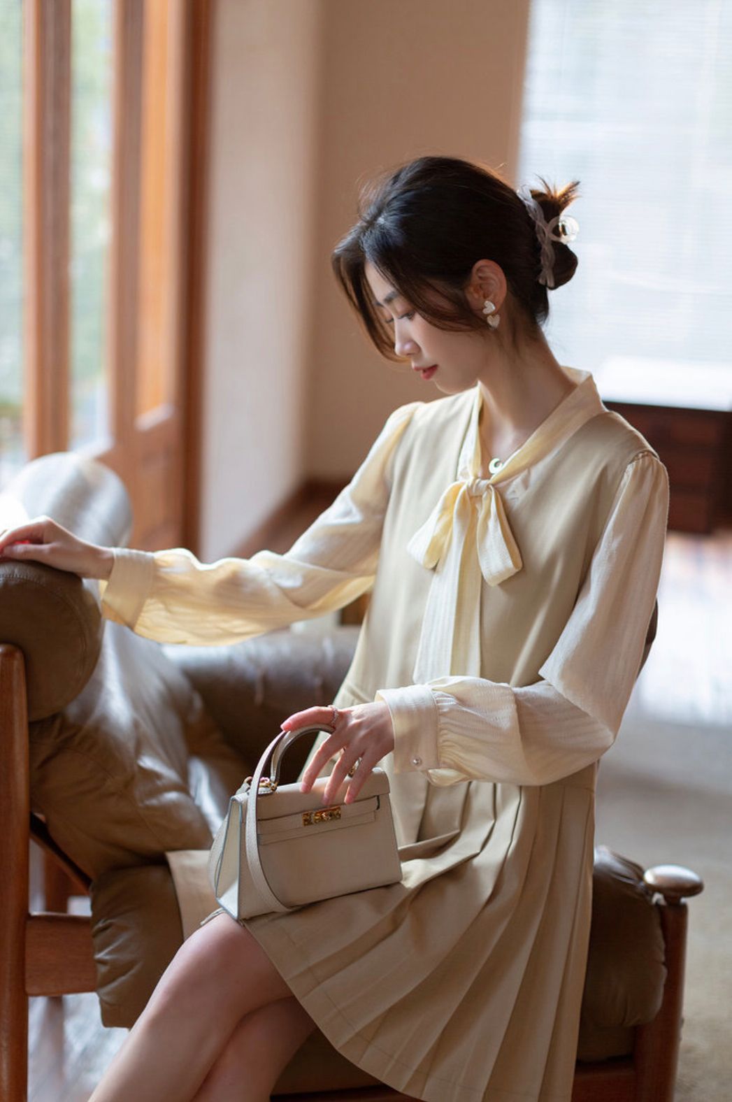 味儿 春天的衬衫也开始内卷了!只要认准这4种领型,高级又显女人味