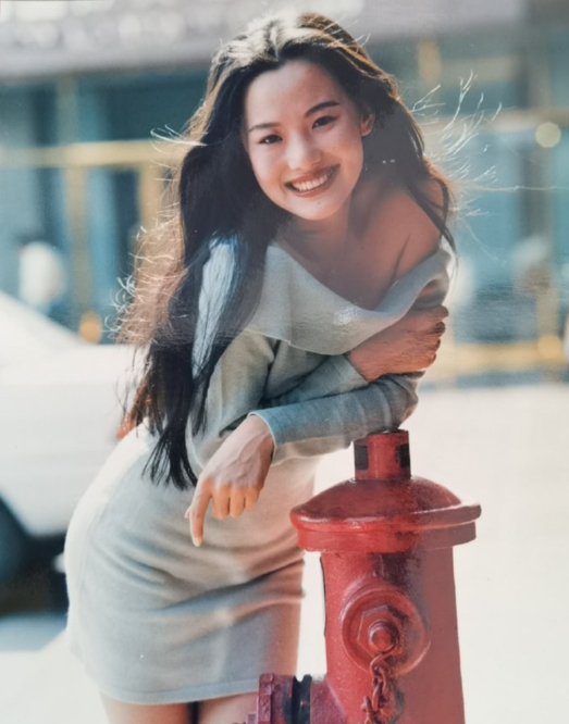 咏梅罕见晒青涩旧照红唇妩媚颜值太高身材火辣破格大胆