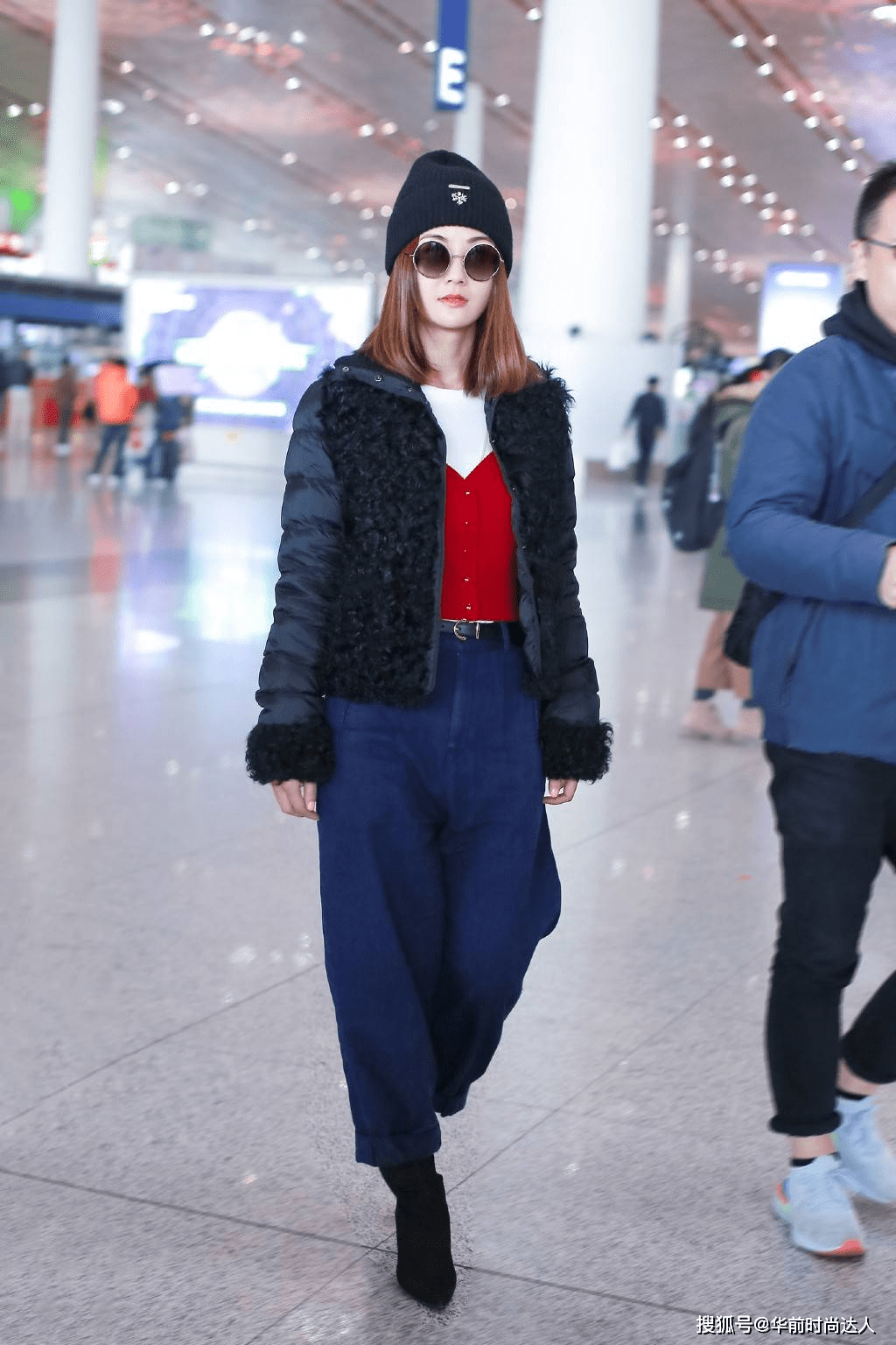 上半身 阿Sa真的很会穿搭，针织衫叠穿白T恤走机场，一边露肩更洋气