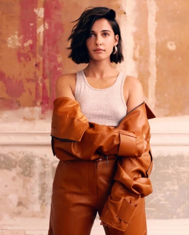 《阿拉丁》女主咋这么牛?穿皮裤暴露肉肉腿,都能让人心动不已!