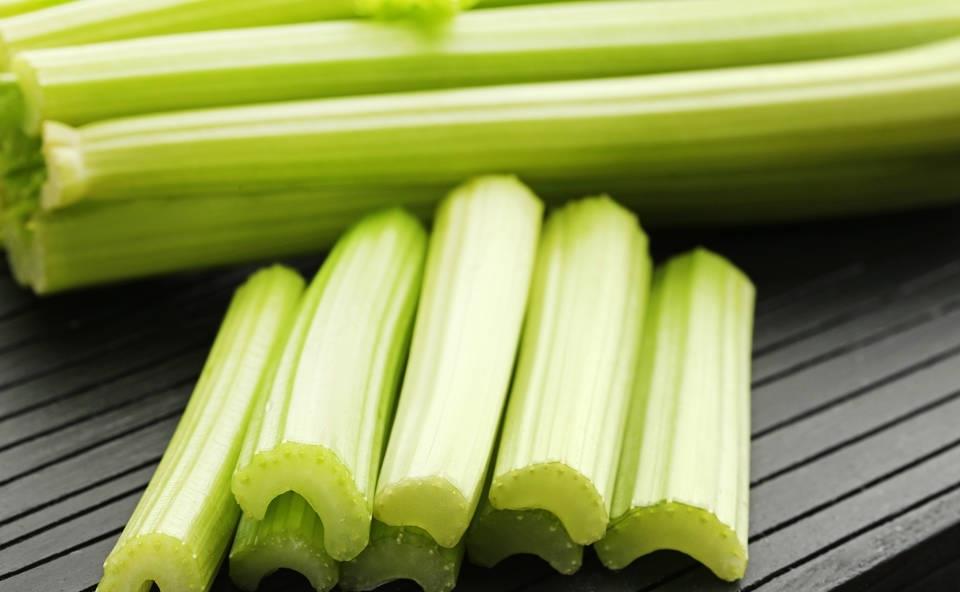 加入适量|爱美的女人，建议多吃“4红3黑2绿”，含铁量高，春季常吃气色好