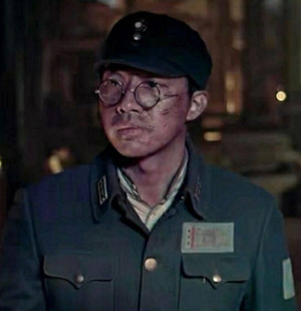 有种"真实"叫俞灏明,《八佰》中露烧伤痕迹,这谁认得出?