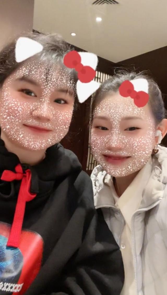 赏析 小沈阳一家过年合照，妻子换了发型像变个人，女儿的颜值随了爸爸