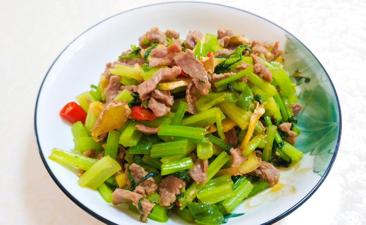 加入适量|爱美的女人，建议多吃“4红3黑2绿”，含铁量高，春季常吃气色好