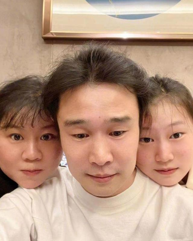 赏析 小沈阳一家过年合照，妻子换了发型像变个人，女儿的颜值随了爸爸